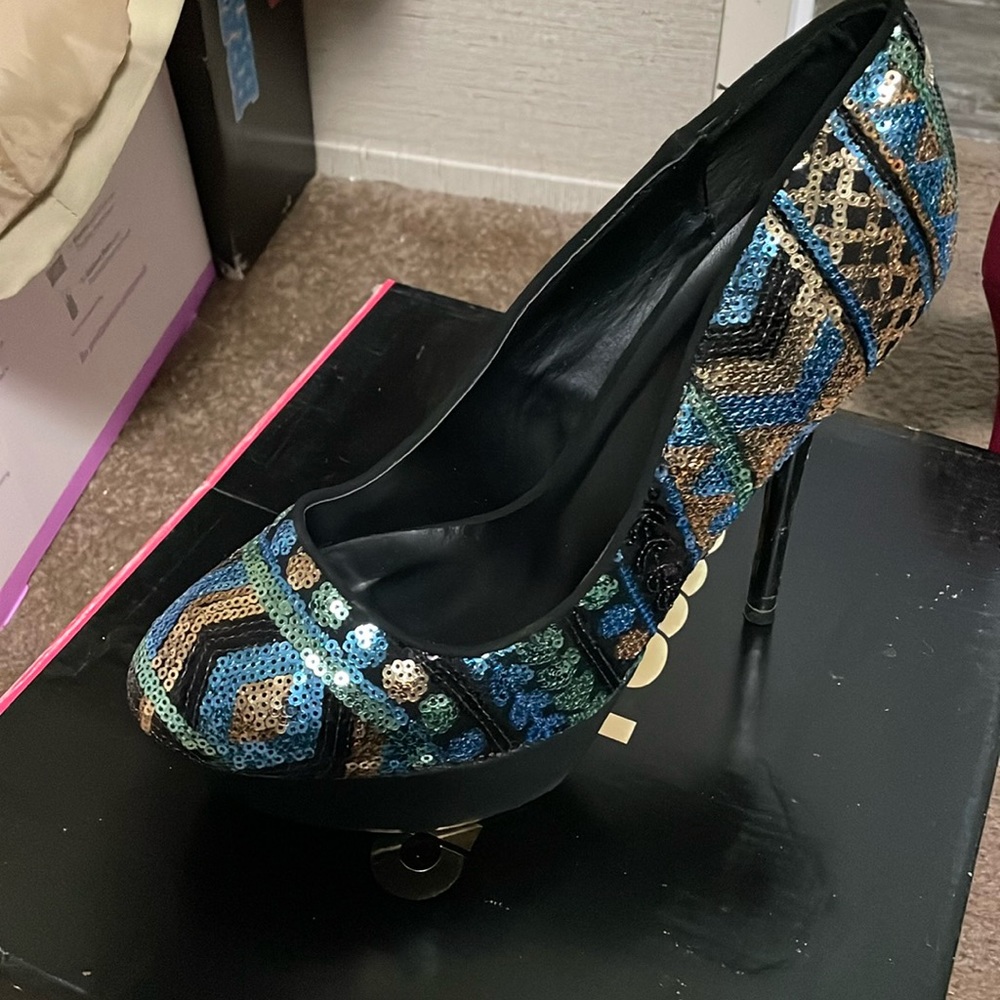 Sequence pair heels